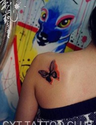 漂亮的蝴蝶女生后背纹身