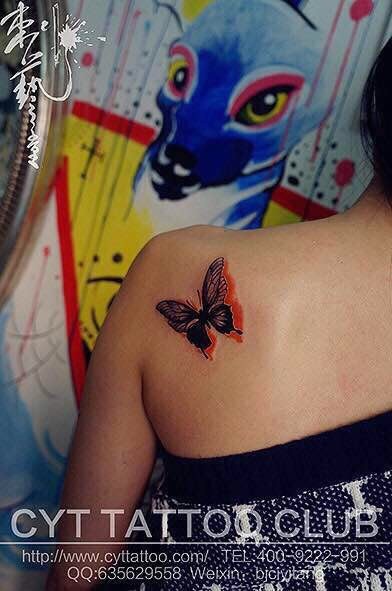 点击大图看下一张：漂亮的蝴蝶女生后背纹身