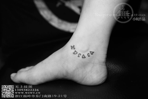点击大图看下一张：女生脚裸半弧形个性文字纹身