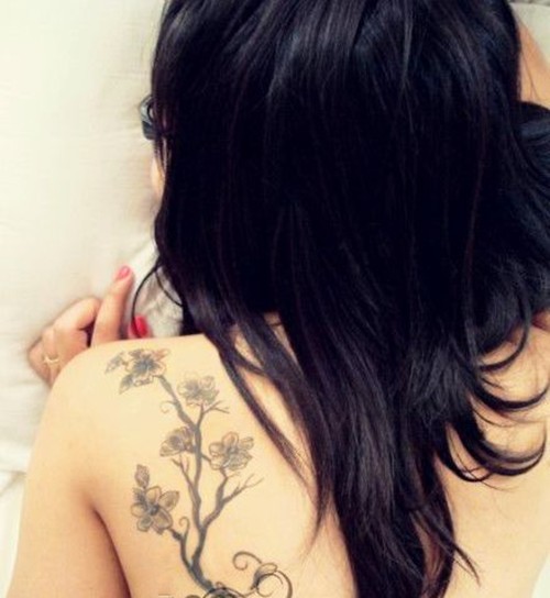 点击大图看下一张：一组个性的女生背部纹身