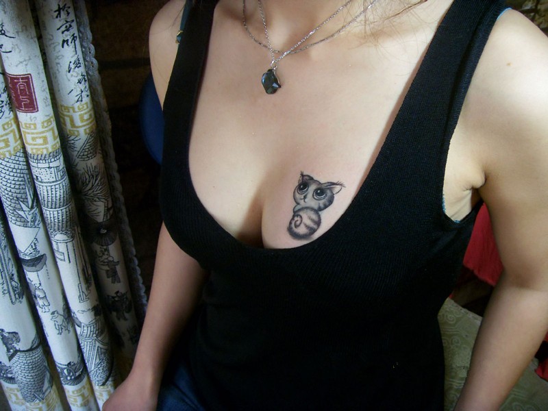 点击大图看下一张：女生胸部简单小清新纹身