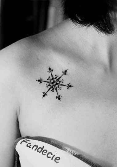 点击大图看下一张：女生胸部简单小清新纹身图4