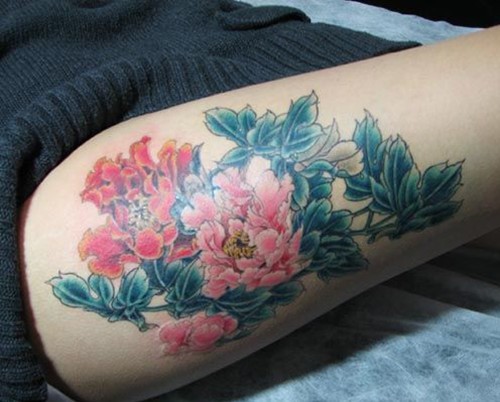 点击大图看下一张：漂亮的花朵女生大腿纹身图4