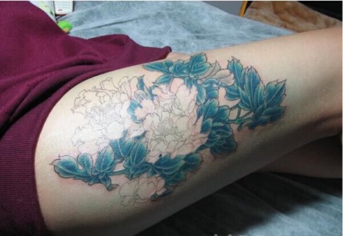 点击大图看下一张：漂亮的花朵女生大腿纹身图7