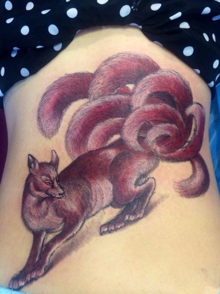 点击大图看下一张：经典九尾狐女生后背纹身图4
