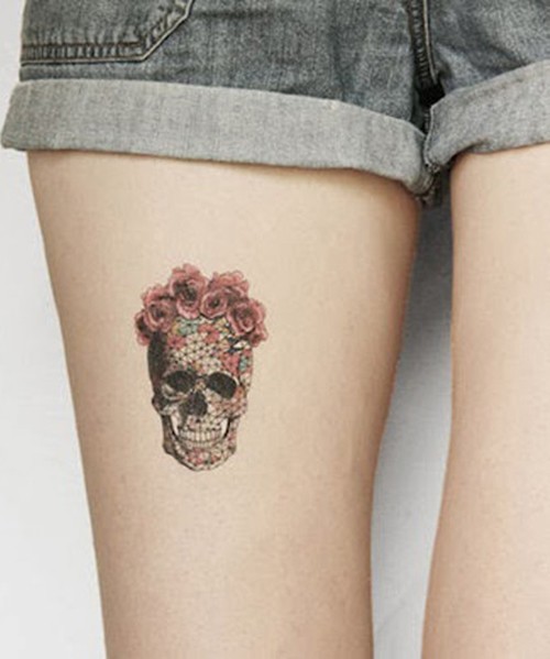点击大图看下一张：女生大腿上个性的骷髅纹身