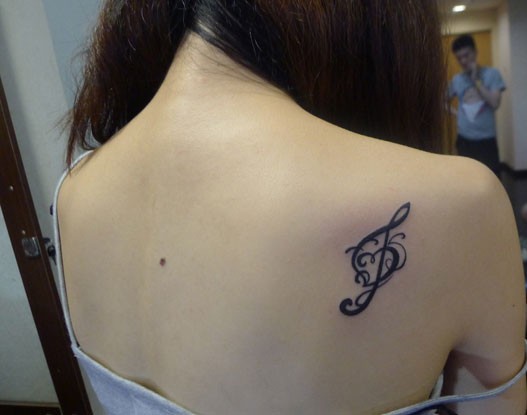 点击大图看下一张：好看的符号女生后背纹身图5