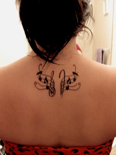点击大图看下一张：好看的符号女生后背纹身图7