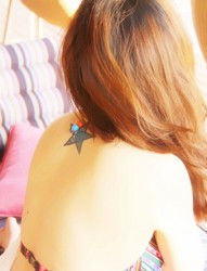 闪烁的星星女生肩部纹身