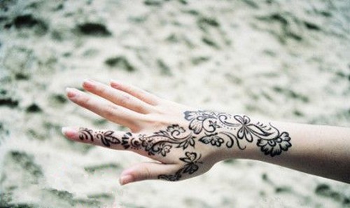 点击大图看下一张:潮流个性的手背纹身图2