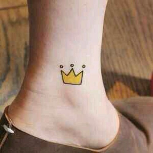 点击大图看下一张：简单时尚的女生脚部纹身