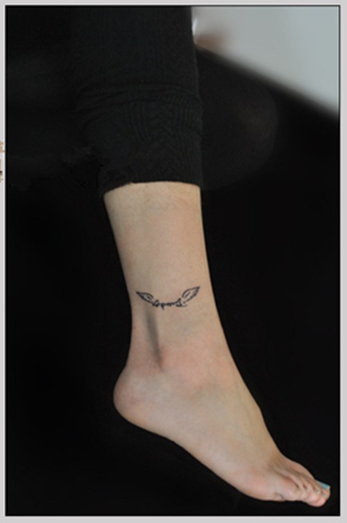 点击大图看下一张:简单时尚的女生脚部纹身图4