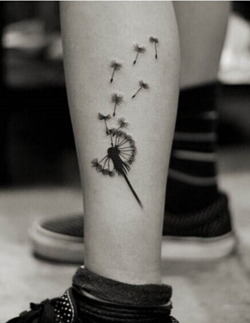 点击大图看下一张:简单时尚的女生脚部纹身图2