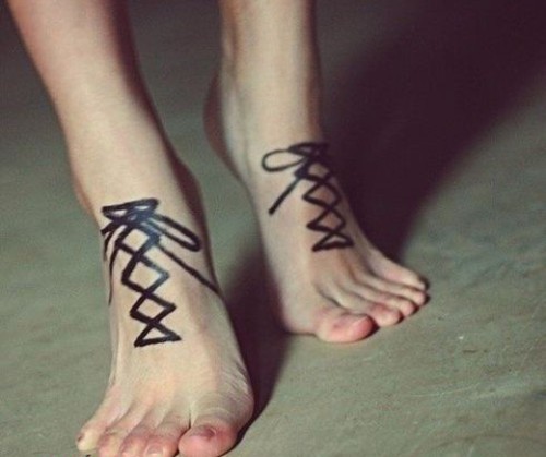 点击大图看下一张：简单时尚的女生脚部纹身图3
