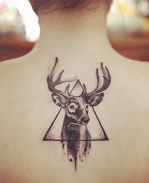 点击大图看下一张：小清新风格后背鹿纹身图4