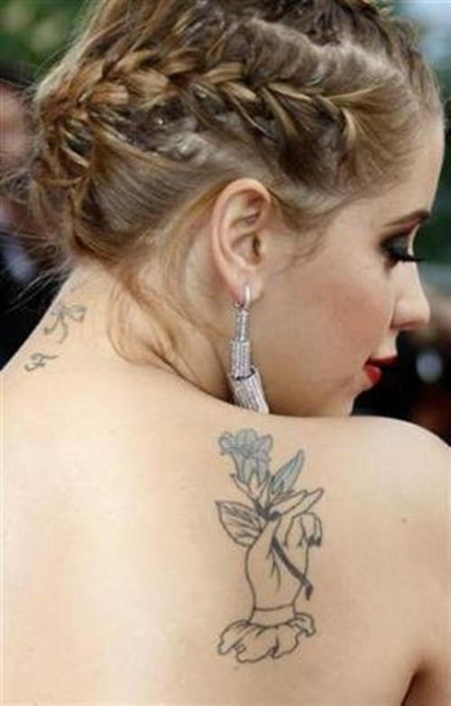 点击大图看下一张：女生肩部好看的叶子纹身图4