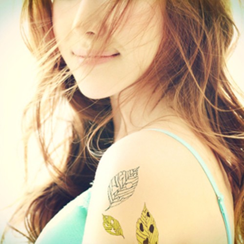 点击大图看下一张：女生肩部好看的叶子纹身图7