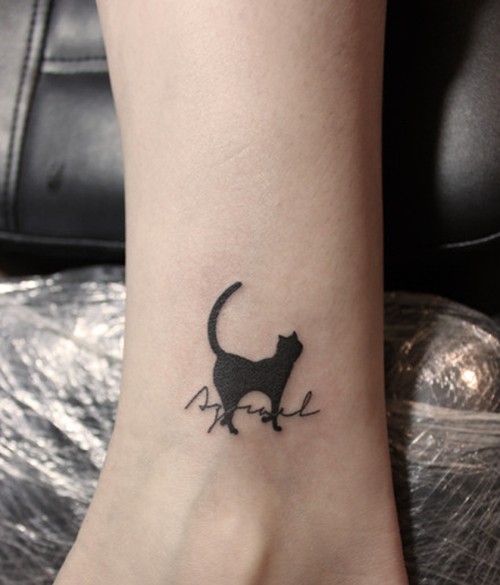 点击大图看下一张：可爱的猫咪女生脚部纹身图2