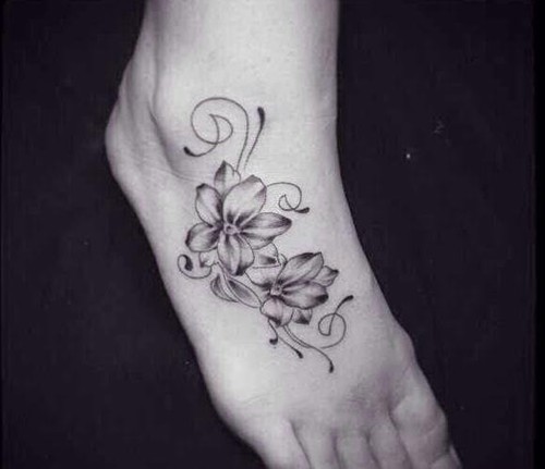 点击大图看下一张：漂亮的花朵女生脚部纹身图3