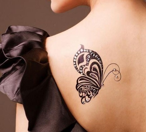 点击大图看下一张：女生后背的翩翩蝴蝶纹身