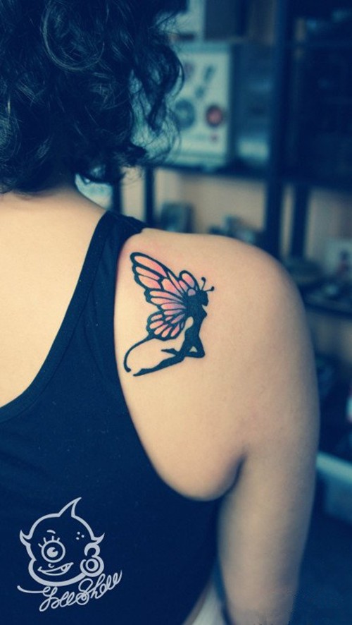 点击大图看下一张：女生后背的翩翩蝴蝶纹身图3