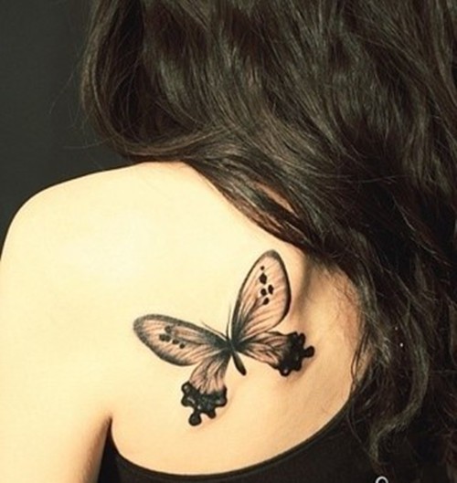 点击大图看下一张：女生后背的翩翩蝴蝶纹身图4