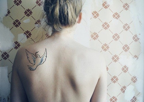 点击大图看下一张：女生后背个性经典的纹身图6
