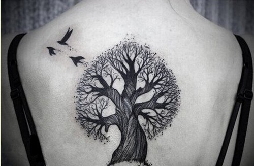 点击大图看下一张：女生后背个性经典的纹身图5