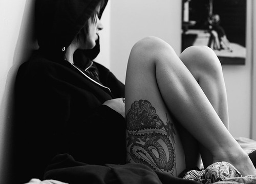 点击大图看下一张：个性经典的女生大腿纹身图2