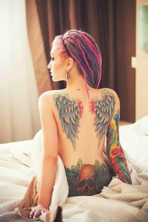 点击大图看下一张：女性背部大气的翅膀纹身图案