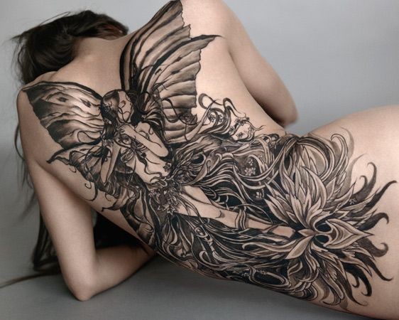 点击大图看下一张：美女背部一款漂亮的蝴蝶翅膀纹身