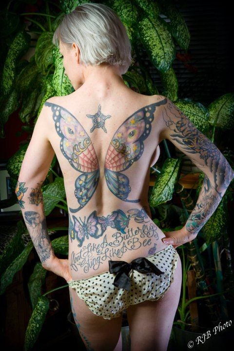 点击大图看下一张：美女背部一款漂亮的蝴蝶翅膀纹身图2