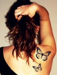 女性背部漂亮的纹身图案