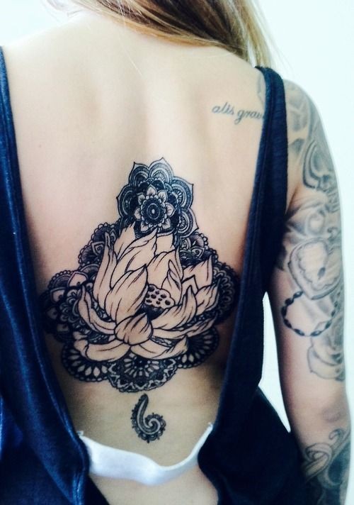 点击大图看下一张：女性背部漂亮的纹身图案图4