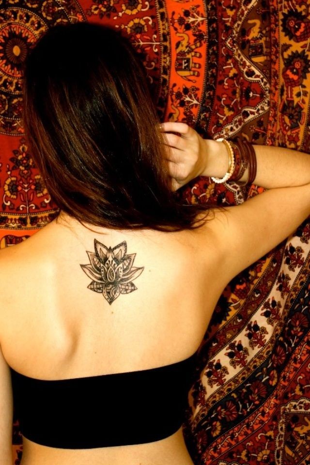 点击大图看下一张：女性背部漂亮的纹身图案图6