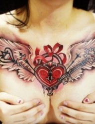 女性胸前好看的心形纹身图案