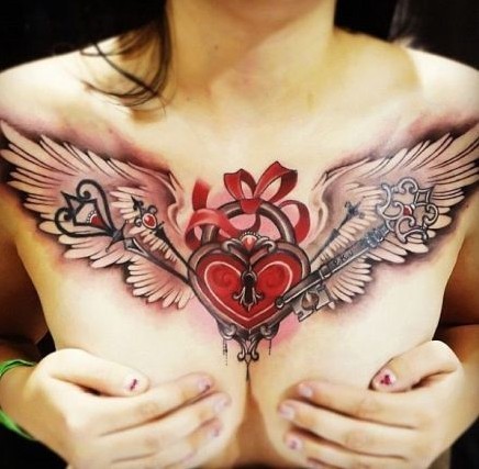 点击大图看下一张：女性胸前好看的心形纹身图案