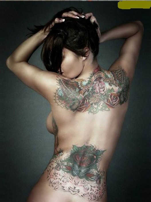 点击大图看下一张：裸色诱惑美女纹身图