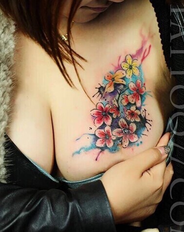点击大图看下一张：胸部性感的花朵纹身