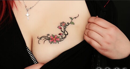 点击大图看下一张：胸部性感的花朵纹身图2