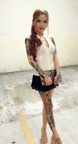 点击大图看下一张：马来西亚性感的美女纹身师图6