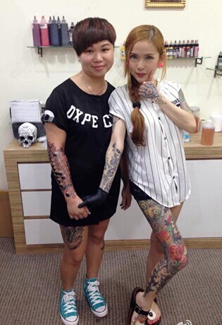 点击大图看下一张：马来西亚性感的美女纹身师图5