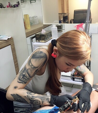 点击大图看下一张：马来西亚性感的美女纹身师图9