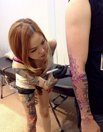 点击大图看下一张：马来西亚性感的美女纹身师图17