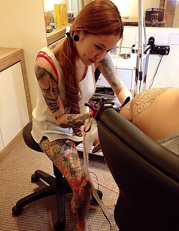 点击大图看下一张：马来西亚性感的美女纹身师图18