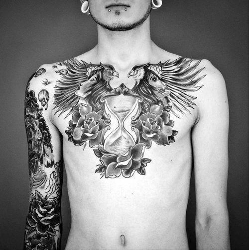 点击大图看下一张：男士胸部非常有个性的纹身图案图7
