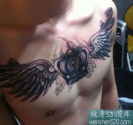 点击大图看下一张：皇冠与翅膀之男人的纹身图案