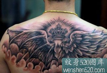 点击大图看下一张：皇冠与翅膀之男人的纹身图案图3
