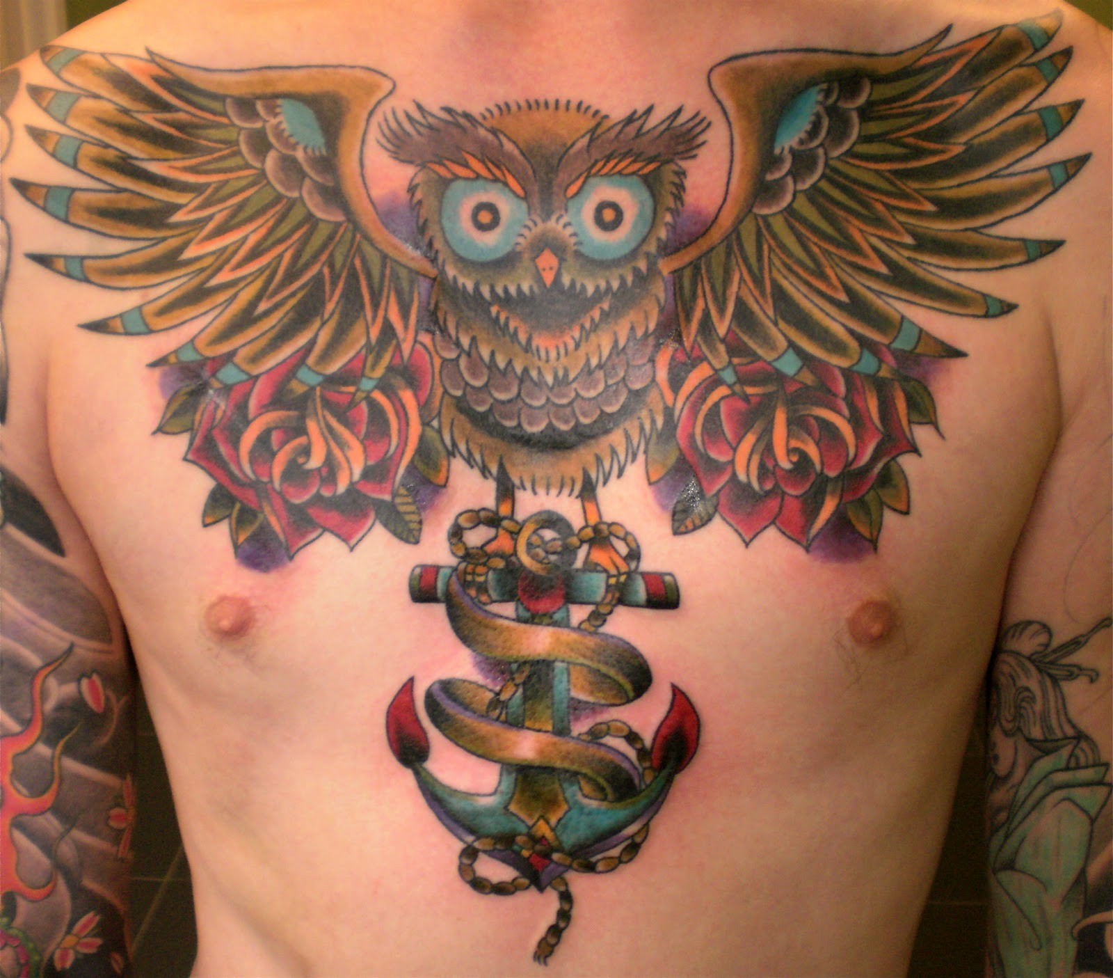 点击大图看下一张：男性胸部霸气的猫头鹰纹身