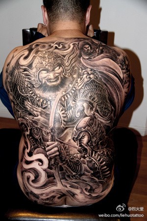 点击大图看下一张：烈火堂作品——男士背部帅气的纹身